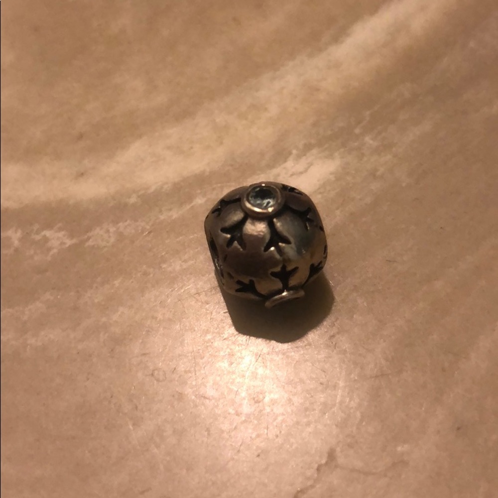 Snowflake charm - Picture 2 of 5